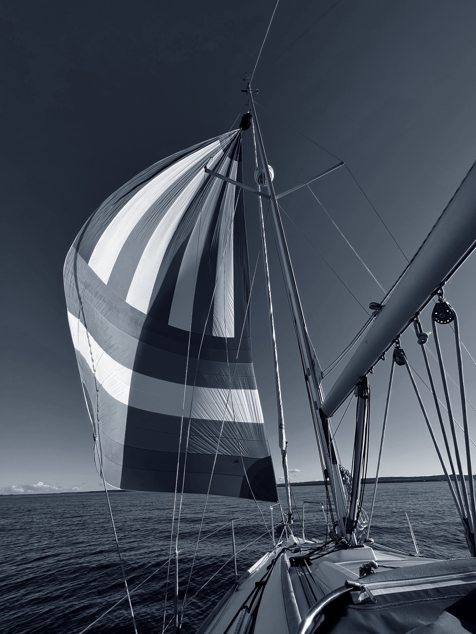 Segelboot auf offenem Wasser